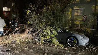Ankara'da fırtına etkisini hissettirdi : 2 araç hasar gördü