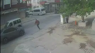 Tarsus'ta yola el sallayarak çıkan yayaya otomobil çarptı