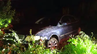 Bursa'da otomobil tarlaya uçtu : Sürücü, aracı bırakıp kaçtı