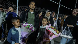 Sınırdan geçen Filistinliler gözyaşlarıyla karşılandı