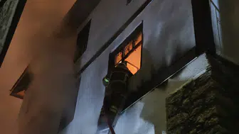 Karabük'te ev yangını : İtfaiye eri yaralandı