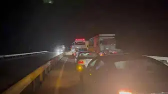 Erzincan'da tır devrildi : Yol 3 saat ulaşıma kapandı