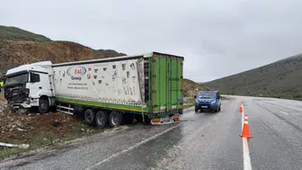 Malatya'da sağanak yağış kazaya neden oldu : Tır, toprak yığınına çarptı