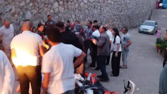 Sakarya'da sollama yapmak isteyen motosikletli istinat duvarından uçtu