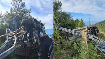 Kastamonu'da elektrik direğine çarpan araç devrildi, 2 kişi yaralandı