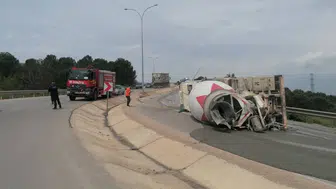 Bursa'da beton mikseri devrildi : Sürücü yaralandı