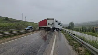 Ankara'da yağışlı havada tır ile minibüs çarpıştı : 11 yaralı