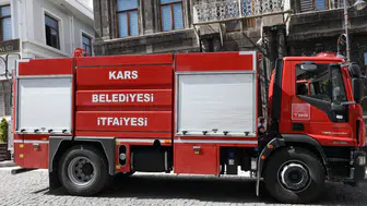 Kars'ta seyir halindeki otomobil yandı