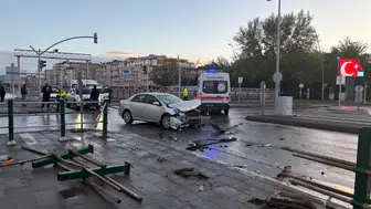 Kayseri Melikgazi'de taksi ile otomobil çarpıştı : 2 yaralı