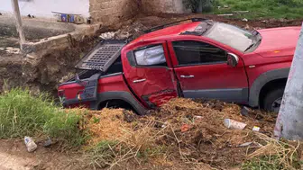 Bursa'da kontrolden çıkan kamyonet, hayvan dışkılarının bulunduğu çukura düştü