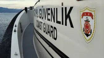 Antalya'da sürüklenen iki teknedeki 10 kişi kurtarıldı