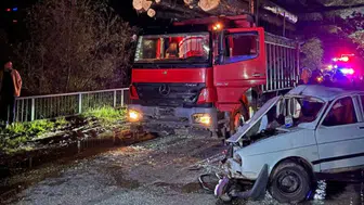 Gümüşhane'de otomobil ile kamyon çarpıştı : 2'si ağır 3 yaralı