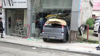 Samsun'da araç önce dubaya çarptı ardından terzi dükkanına daldı