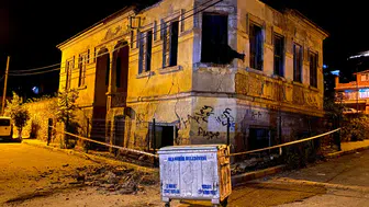 Manisa'da tarihi binanın çatısı ve duvarları çöktü