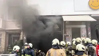 Fatih'te marketin deposunda yangın : Binada mahsur kalanlar kurtarıldı