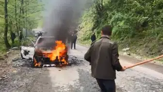 Artvin’de seyir halindeki otomobil alev alev yandı : 3 kişi son anda kurtuldu