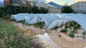 Mersin'i sağanak yağış vurdu : Yollar ve bahçeler sular altında kaldı