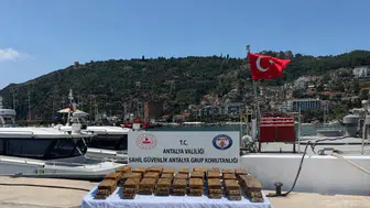 Alanya'da sahile vuran şüpheli paketten 40 milyon TL’lik macun esrar çıktı