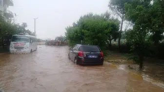 Aydın'da sağanak yağış hayatı felç etti : Çatılar uçtu, ağaçlar devrildi