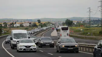 İstanbul-Tekirdağ kara yolunda bayram dolayısıyla trafik yoğunluğu oluştu