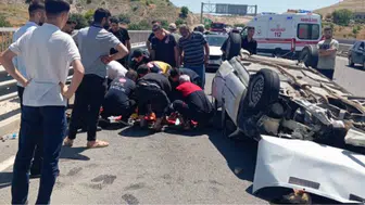 Ters dönen otomobilde 5 kişi yaralandı