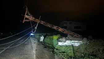 Elazığ'da otomobil elektrik direğine çarpıp ters döndü