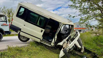 Afyonkarahisar'da minibüs ağaca çarptı : 2 kişi yaralandı