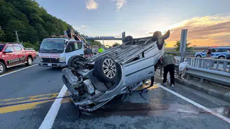 Rize'de bariyerlere çarpan otomobil takla attı : 4 kişi yaralandı