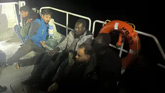 İzmir açıklarında iki ayrı operasyonda 66 düzensiz göçmen yakalandı