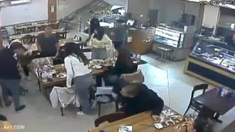 Bursa'da nefes borusuna yemek kaçan çocuğu restoran çalışanı kurtardı