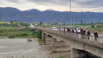 Kelkit Çayı’nda korku dolu anlar : 2 kişi akıntıda kayboldu
