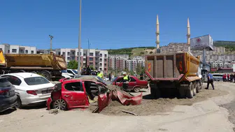 Freni boşalan kamyon 7 araca çarptı: 2'si ağır, 6 yaralı
