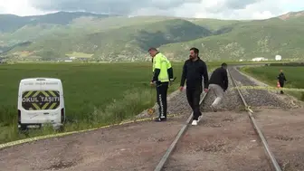 Gaziantep'te öğrenci servisine tren çarptı: 13 yaralı