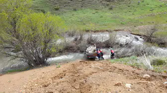 Sivas'ta otomobil 15 metreden dereye uçtu : 5 yaralı