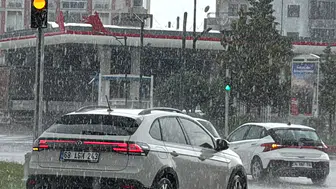 Aksaray’da sağanak yolları göle çevirdi