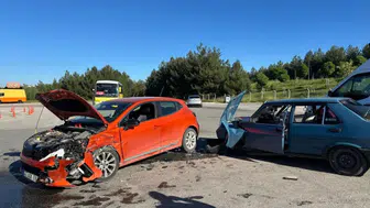 Uşak'ta iki otomobil çarpıştı : 5 yaralı