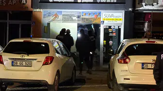 Kayseri'de turizm acentesine silahlı saldırı : Acentenin camına 7 kurşun