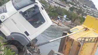 Muğla'da hafriyat kamyonu denize düştü : 2 yaralı
