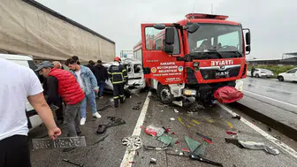 Sakarya'da yangın ihbarına giden itfaiye aracı zincirleme kazaya karıştı : 4 yaralı