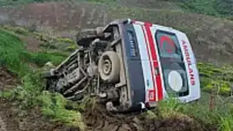 Siirt’te ambulans şarampole devrildi : 3 sağlık personeli yaralandı