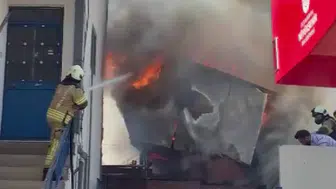 Pendik'te iki katlı binada yangın : 1 kişi dumandan etkilendi