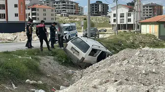 Adana'da polisten kaçan 16 yaşındaki otomobil sürücüsü kaza yaptı : 3 yaralı
