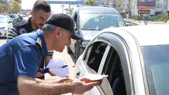 Mersin Silifke'de trafik uygulamalarında sürücülere yoğurt ve çilek ikramı