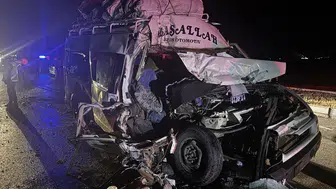 Aksaray'da işçi minibüsü ile tır çarpıştı : 3'ü ağır 12 yaralı
