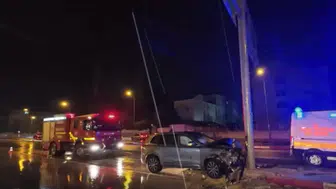 Karaman'da kaza : Otomobil refüjdeki tabelaya çarptı