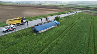 Arnavutköy'de Ukrayna tırı tarlaya devrildi : Yolculuk 3 kilometre sürdü