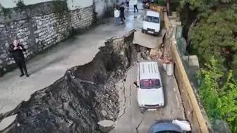 Hatay'da yol çöktü : Park halindeki 5 araç zarar gördü