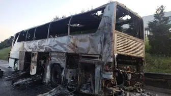 TEM’de korku dolu anlar ! Seyir halindeki tur otobüsü küle döndü