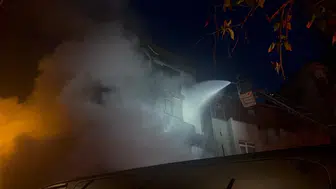Şişli'de motosiklet yangını binaya sıçradı : Alevler 4 katlı binayı ve iş yerini sardı