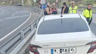 Erzincan'da otomobil bariyerlere çarptı : Bir çocuk yaralandı